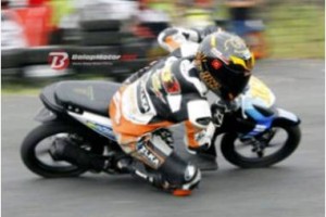 Pembalap dari SNK Pertiwi saat beraksi pada kejurnas Motor Prix